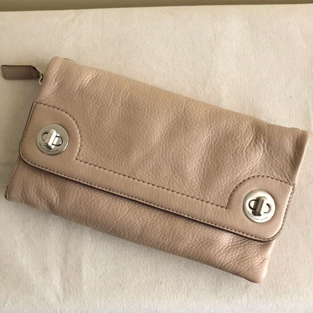 Marc by Marc Jacobs crossbody / clutch tan leather envelope clutch turn key lock